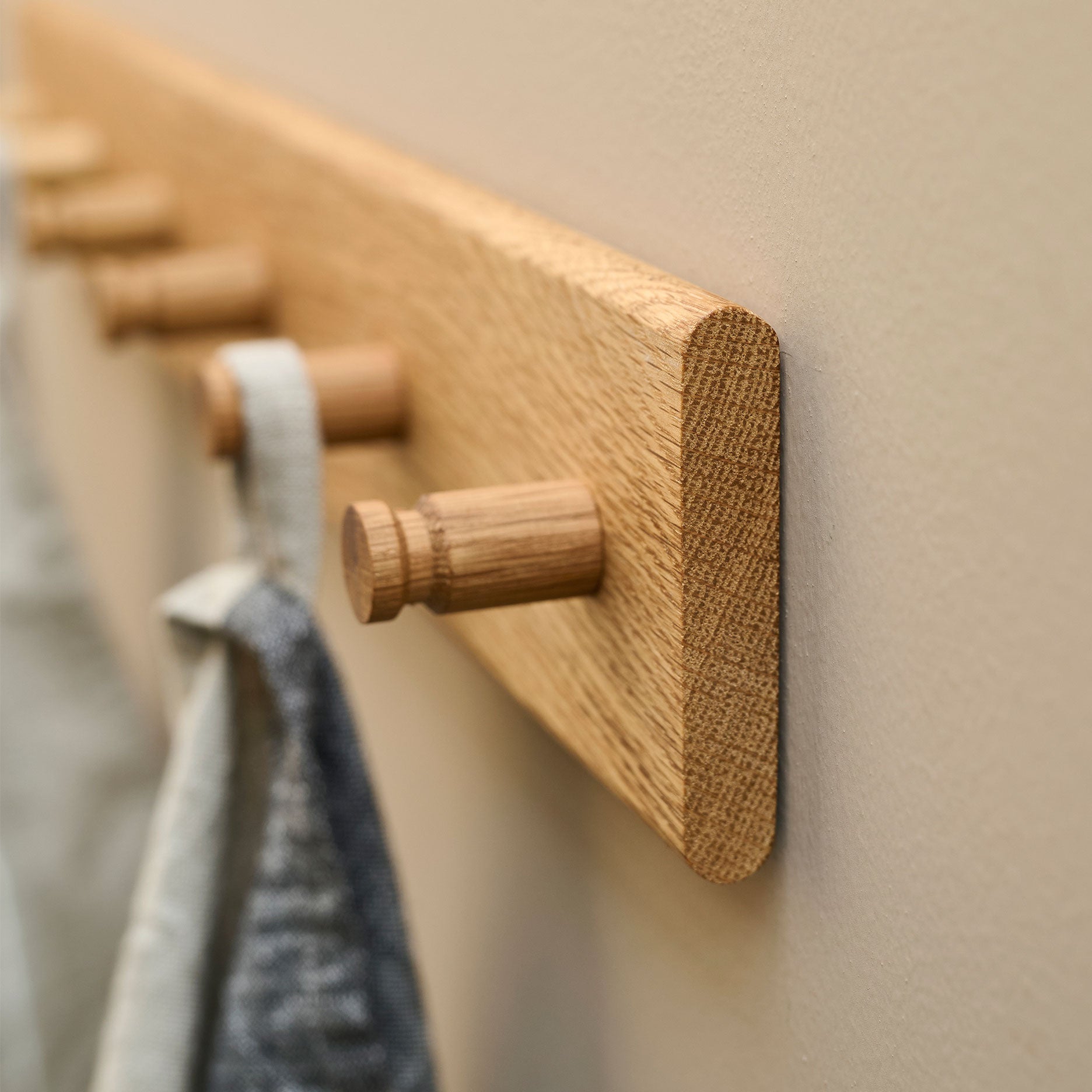 Wood II knagrække i FSC certificeret egetræ, L60 cm